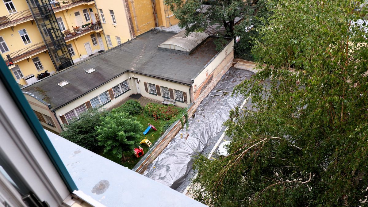 Dům obklíčen domy. Spor o třípatrovou „přístavbu“ ve vnitrobloku na Vinohradech